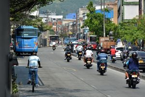 A pesar de los controles que se realizan por parte de la Secretaría de Tránsito, motociclistas y algunos conductores de vehículos no aprenden y siguen invadiendo el carril exclusivo del MIO