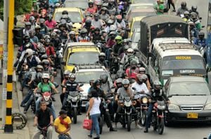 Del total de motos reportadas en el RUNT en Colombia, 6,4 millones evaden el Soat (60,2%) y 1,9 millones de los demás tipos de vehículos (27,1%), según datos de Fasecolda.