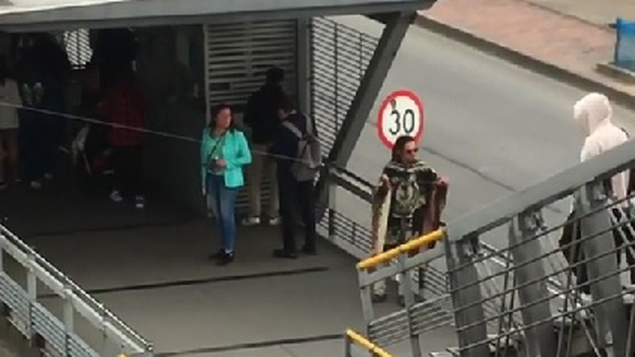 Hombre volando cometa en Bogotá.
