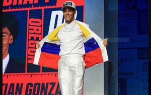 Christian González lució orgulloso una chaqueta con los colores de la bandera colombiana en el momento de ser elegido para jugar en la NFL.