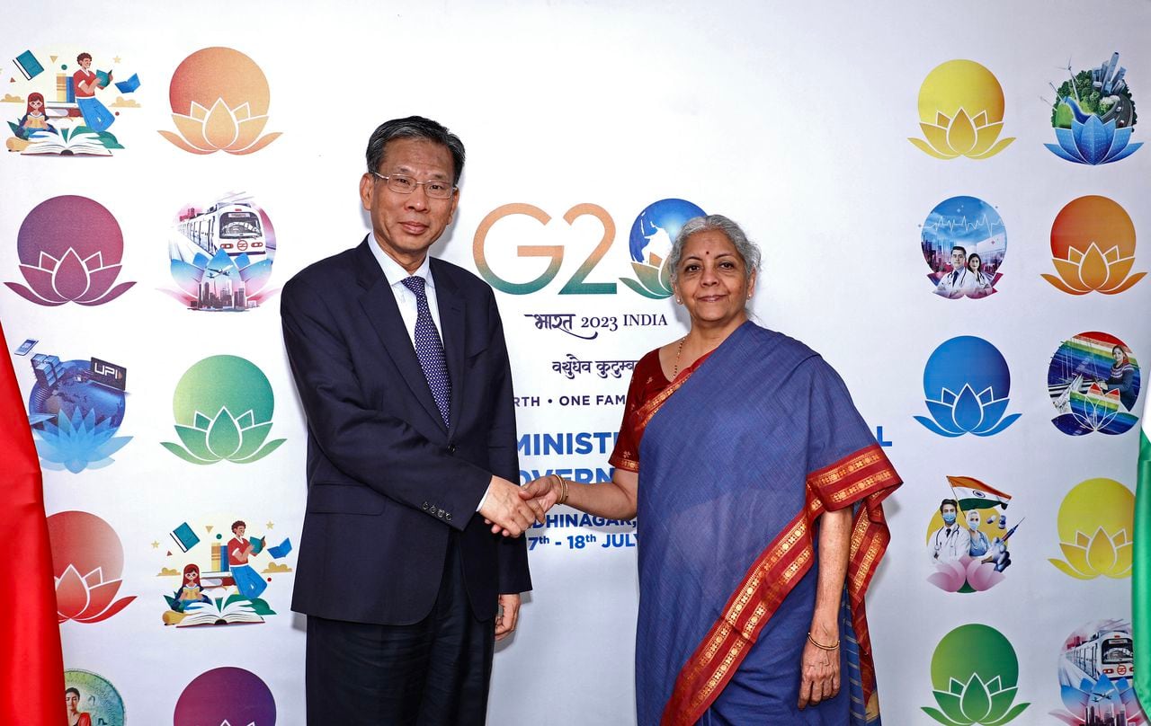 El ministro de Finanzas de China, Liu Kun (izquierda), estrechando la mano de su homólogo indio, Nirmala Sitharaman, antes de su reunión al margen de los ministros de Finanzas y los gobernadores de los bancos centrales del G20.