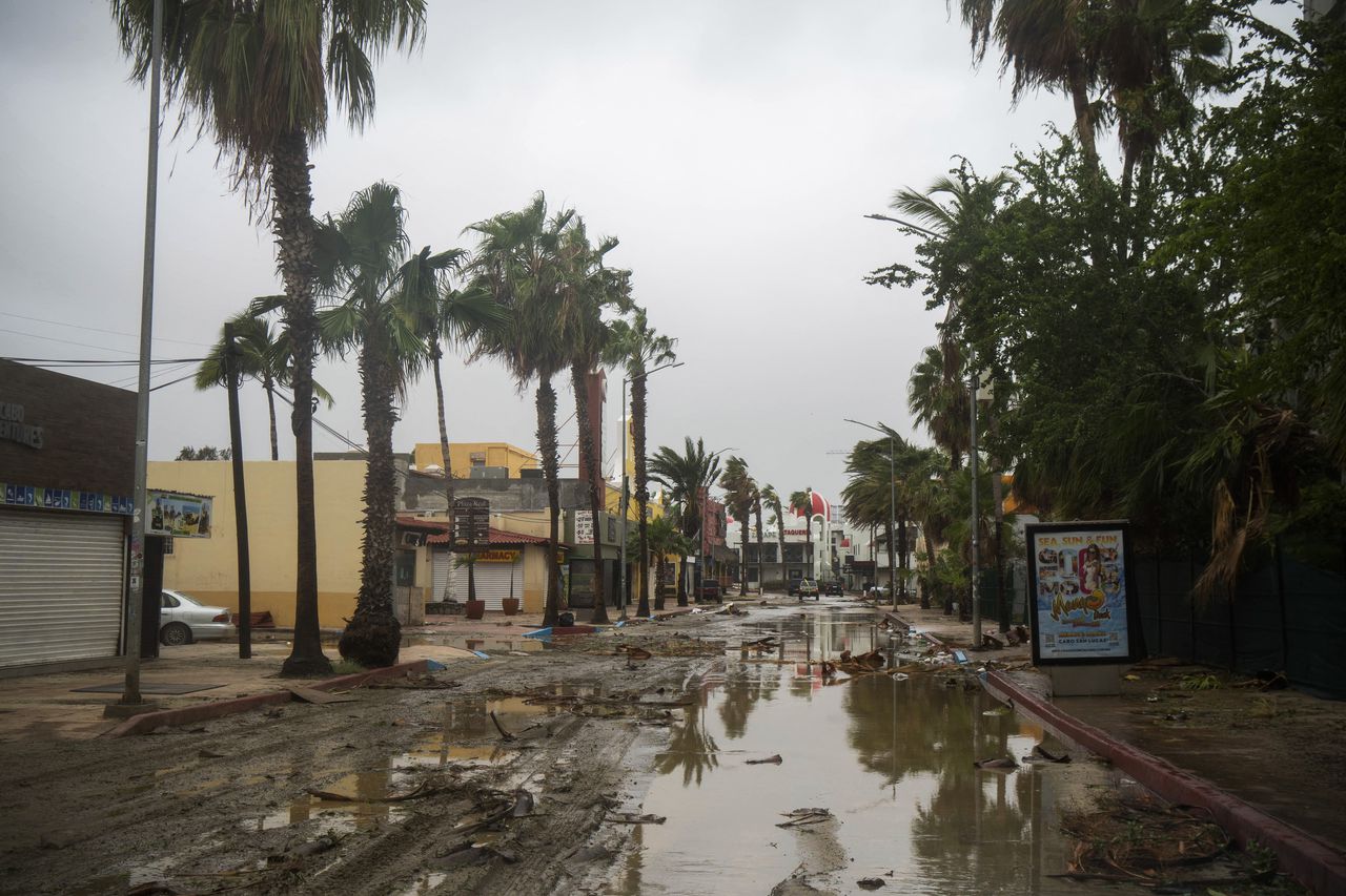 Se ve una calle inundada antes de la llegada del huracán Norma a Los Cabos, estado de Baja California, México.