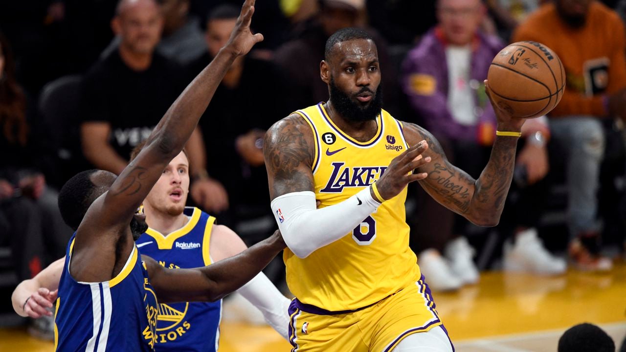 LeBron James en el juego semifinal entre Lakers y Warriors.