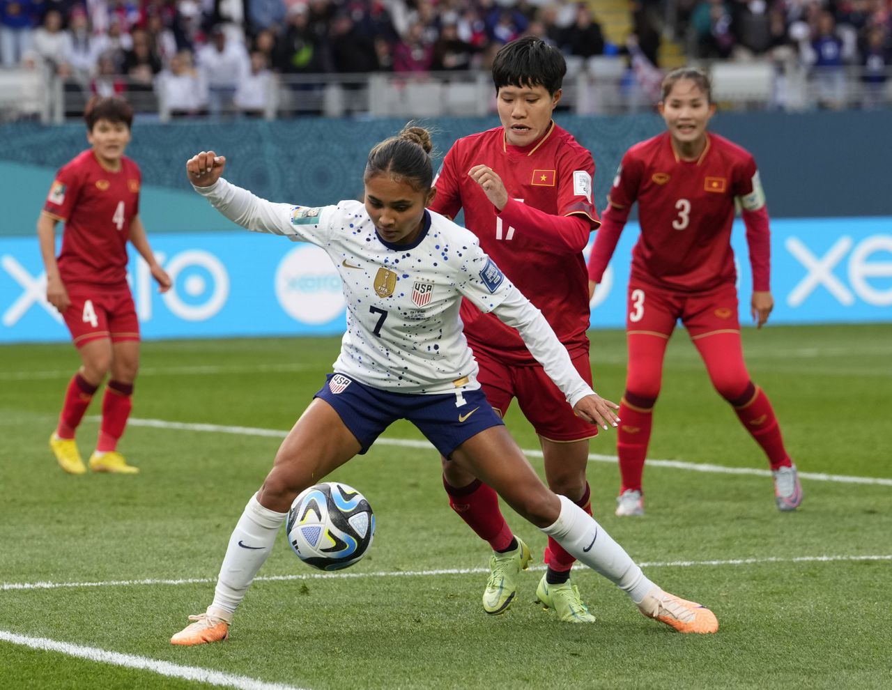Alyssa Thompson (7) de Estados Unidos protege el balón de Thi Thu Thao Tran de Vietnam durante el partido de fútbol del Grupo E de la Copa Mundial Femenina entre Estados Unidos y Vietnam en Eden Park en Auckland, Nueva Zelanda, el sábado 22 de julio de 2023. (Foto AP/Abbie Parr)