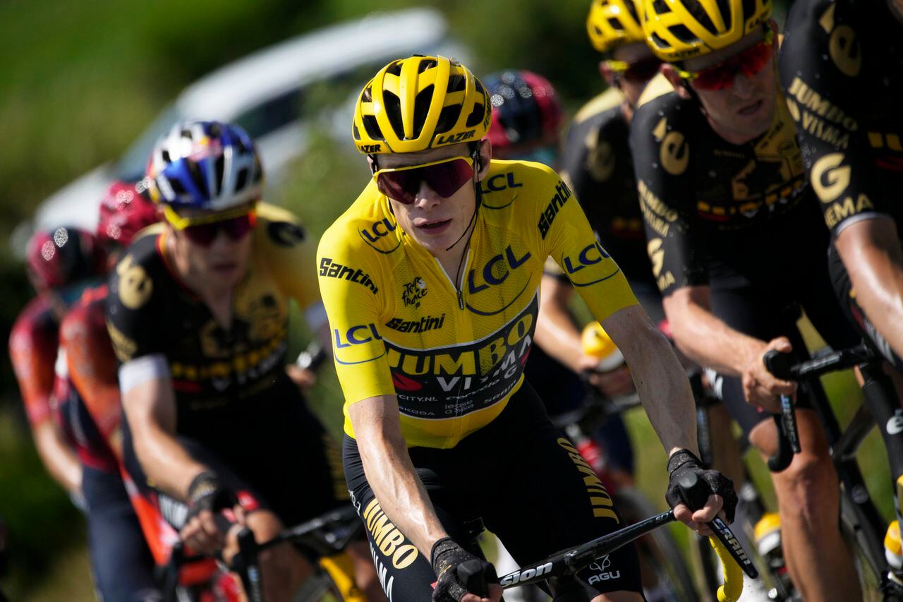El danés Jonas Vingegaard, en el centro, con el maillot amarillo de líder general, cabalga con el grupo durante la novena etapa de la carrera ciclista del Tour de Francia de más de 182,5 kilómetros (113,5 millas) con inicio en Saint-Leonard-de-Noblat y final en Puy de Dome, Francia, domingo 9 de julio de 2023. (Foto AP/Daniel Cole)