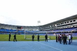 Integrantes de la Policía de Cali realizaron inspección en las tribunas del estadio Pascual Guerrero, antes del juego entre América y Millonarios por los cuadrangulares semifinales de la Liga.