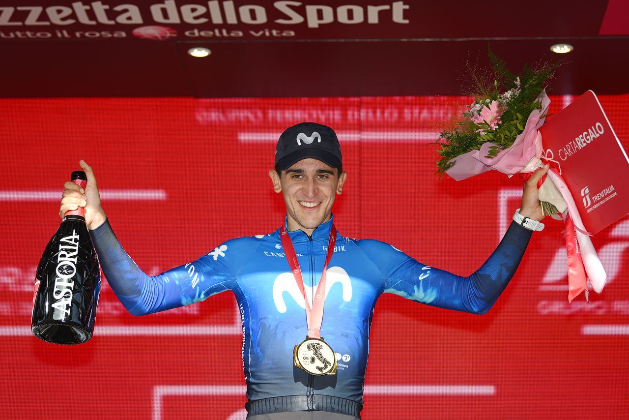 Sánchez con los galardones obtenidos por hacerse con la sexta salida del Giro de Italia.