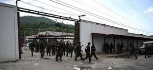 Policías en la cárcel Tocorón en Venezuela.