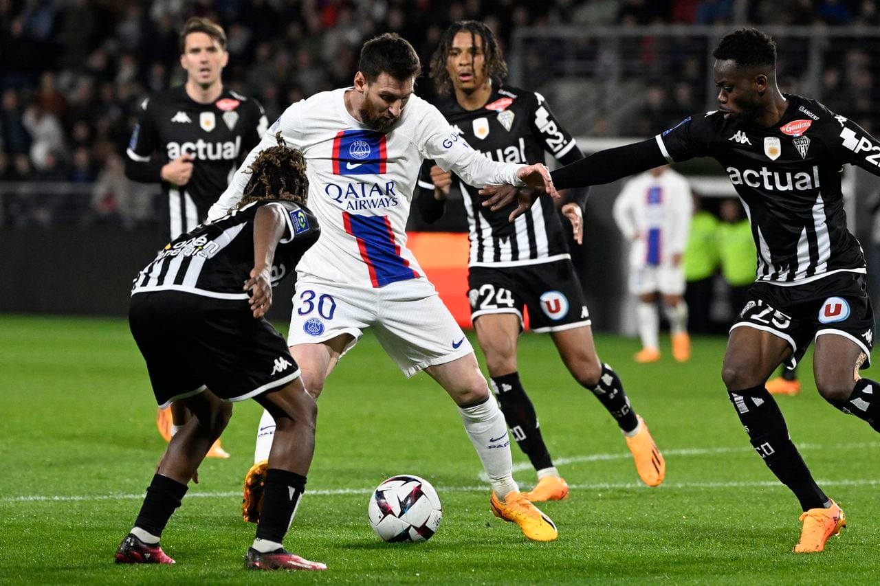 Lionel Messi, jugador del Psg de Francia eludiendo a varios jugadores del Angers.