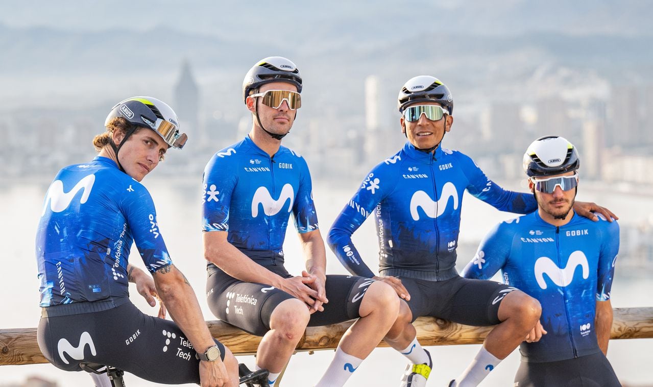 Nairo Quintana compartiendo con sus nuevos compañeros del Movistar Team