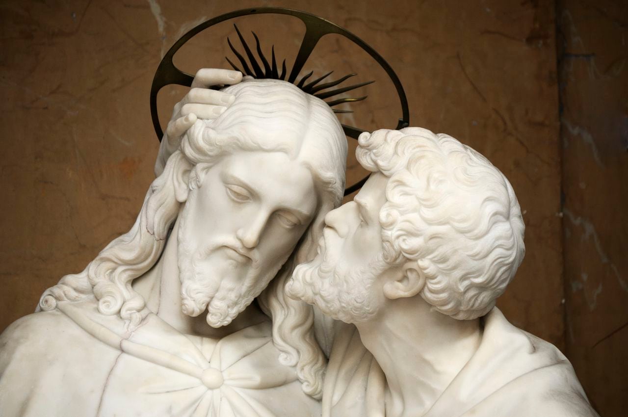 La estatua esculpida por Ignazio Jacometti (1854) representa a Judas besando a Jesucristo en señal de traición