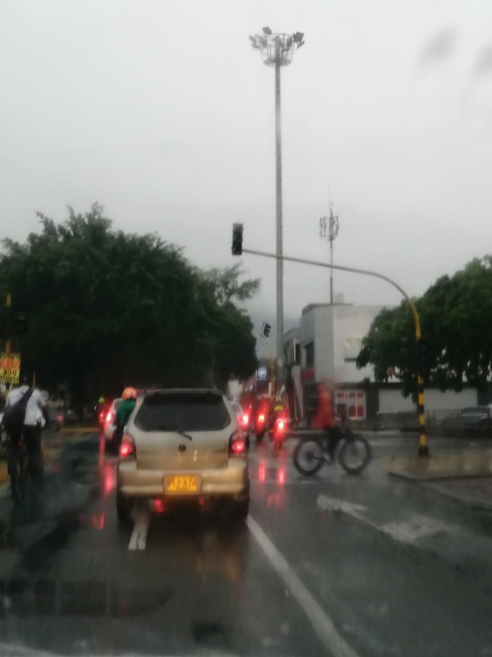 Varios semáforos amanecieron dañados este jueves luego de las lluvias de la madrugada.