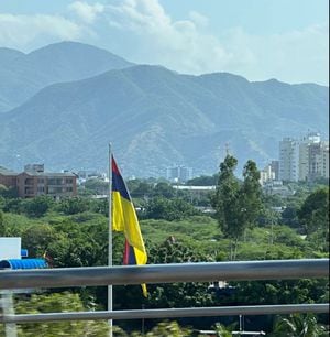 Bandera de Colombia izada al revés en sede de las Fuerzas Militares.