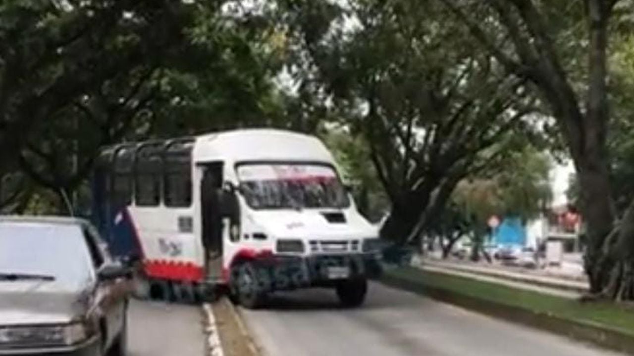 El conductor del bus trató de evitar un trancón al incorporarse en el carril del MÍO.