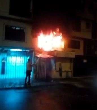 Momentos de angustia vivieron los caleños en el barrio El Paraíso, por cuenta de un incendio en Cali.