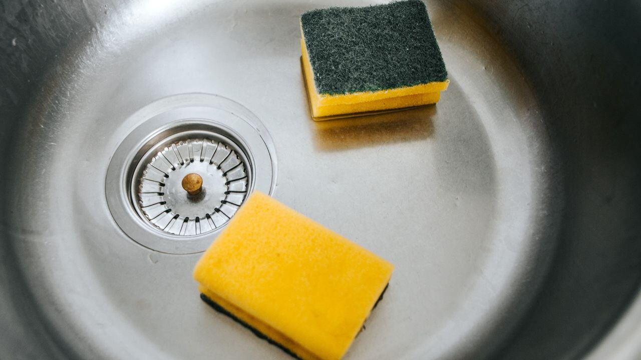 Cómo desinfectar la esponja de la cocina fácilmente