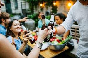 "Me gusta el sabor de la cerveza, pero no me parece razonable beberla siempre con alcohol", dice a la AFP Kathrin Achatz, de 40 años, en el local BRLO de Berlín.