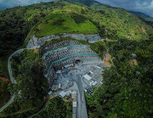 El Túnel Guillermo Gaviria Echeverri es uno de los componentes más importantes del Plan Maestro de Transporte y Logística de Antioquia, y, con 9,7 km, será el más largo de América al entrar en operación.