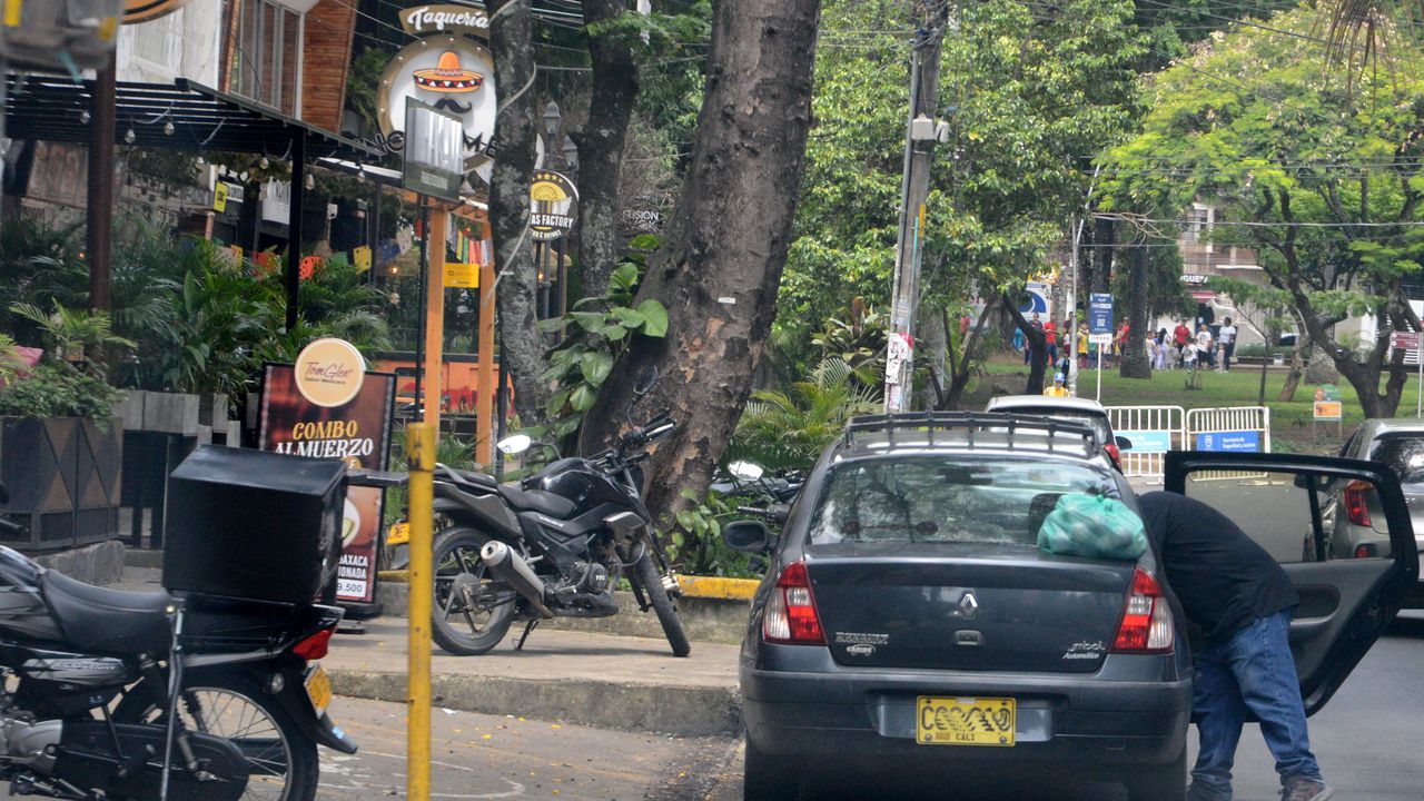 Cali:  Pese haber retirado las materas aledañas al Parque del Perro, continúan parqueando vehículos y motos en el sector.   foto José L Guzmán. El País