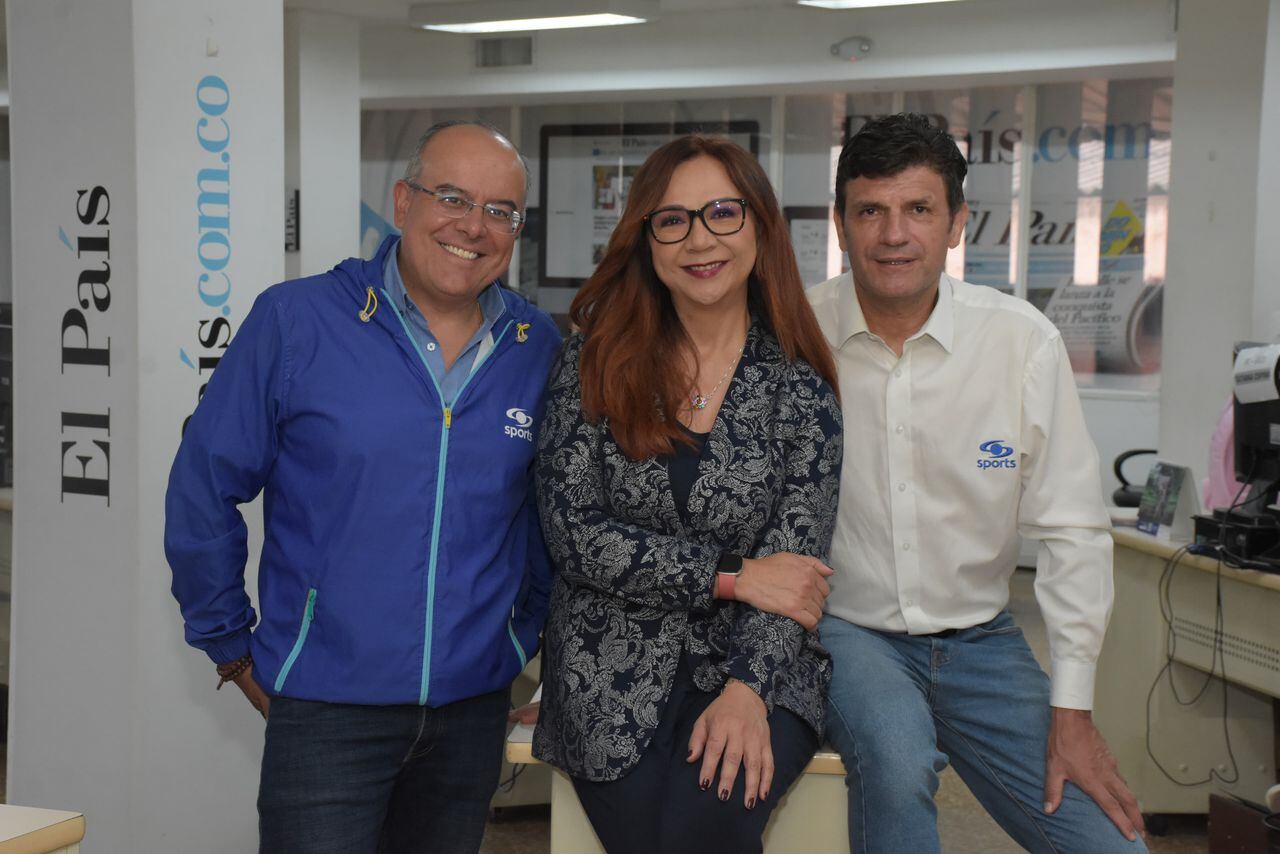 Ricardo Orrego (izq.), Georgina Ruiz y Jhon Jaime Osorio,  integrantes del Team Caracol para las transmisiones de ciclismo.