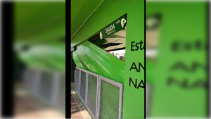 La puerta de la estación Antonio Nariño se descolgó, pero usuarios dicen que los vándalos se la están robando.