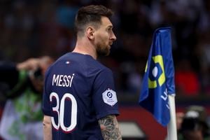 Lionel Messi del PSG mira durante el partido de la Ligue 1 entre Paris Saint-Germain (PSG) y Clermont Foot 63 en el estadio Parc des Princes el 3 de junio de 2023 en París, Francia. (Photo by Jean Catuffe/Getty Images)