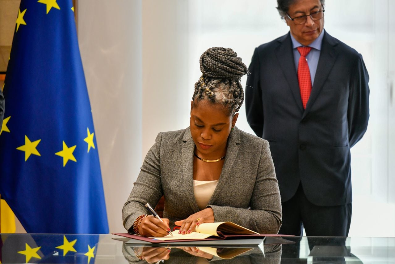 La ministra de Educación de Colombia, Aurora Vergara Figueroa, firmando el Acuerdo de mutuo reconocimiento con España.