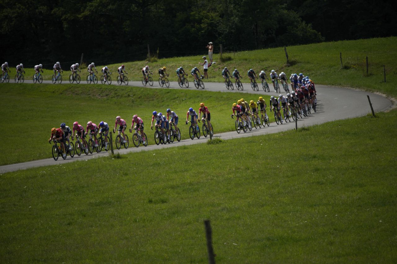El grupo recorre la decimonovena etapa de la carrera ciclista del Tour de Francia de más de 173 kilómetros (107,5 millas) con inicio en Moirans-en-Montagne y final en Poligny, Francia, el viernes 21 de julio de 2023. (Foto AP/Daniel Cole)