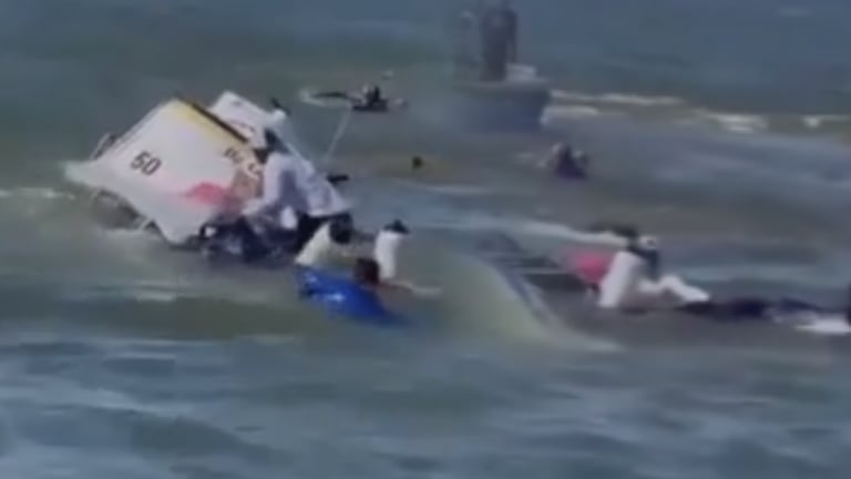 Dos fallecidas y más de 50 rescatados en naufragio en Urabá.