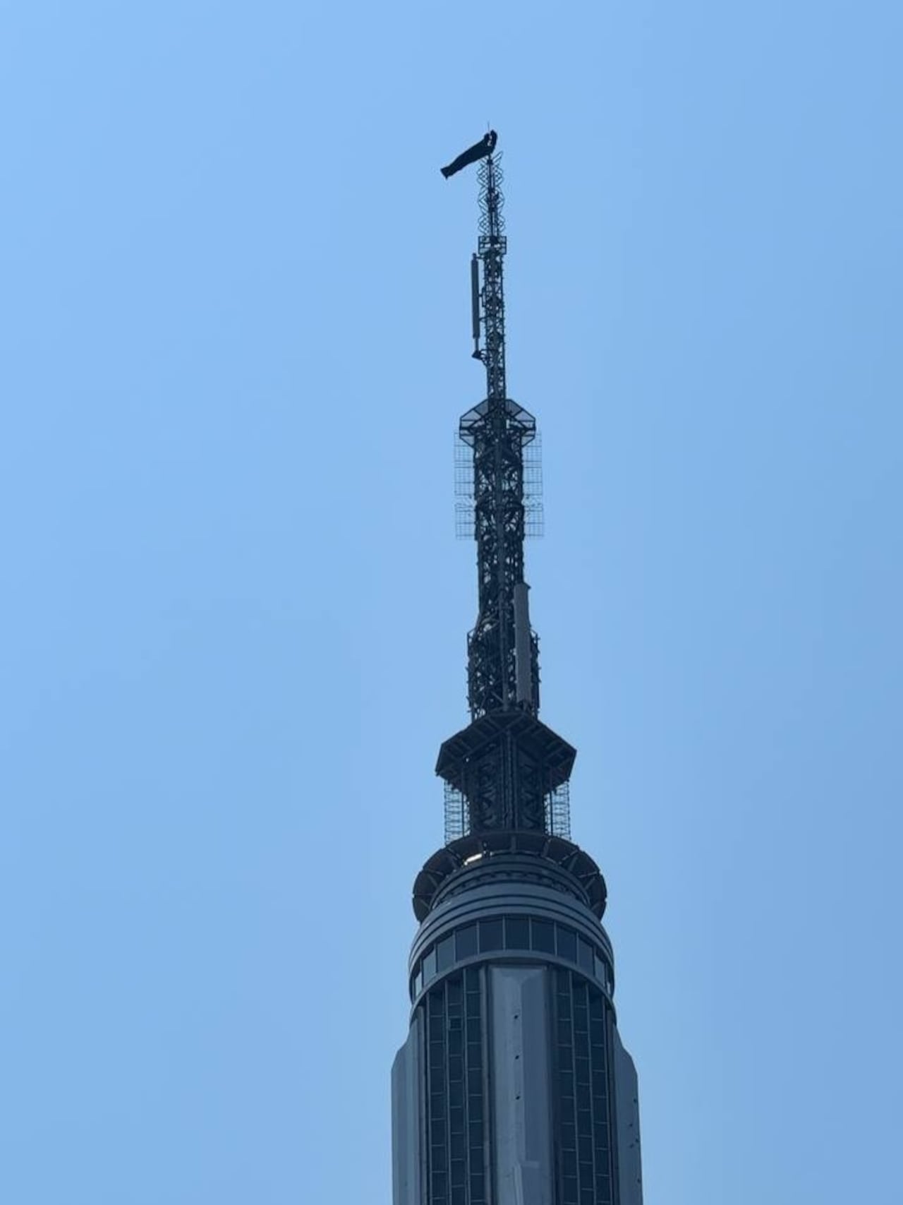 La pareja subió, sin ninguna protección, al mástil del Empire State Building.