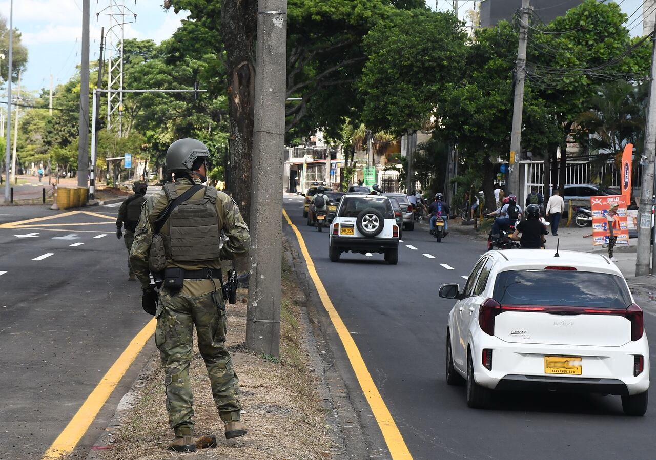 Cali: Luego de 18 dias del atentado terrorista frente a la Base Aerea fue habilitado el paso vehicular en sentido occidente oriente.Foto José Guzmán. EL País.