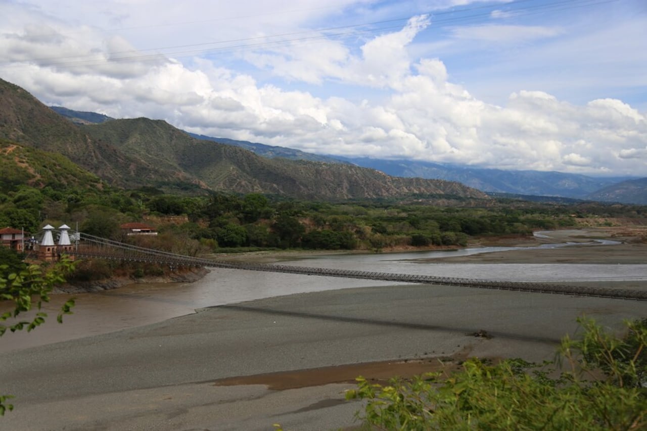 El río Cauca está por debajo del Puente de Occidente.