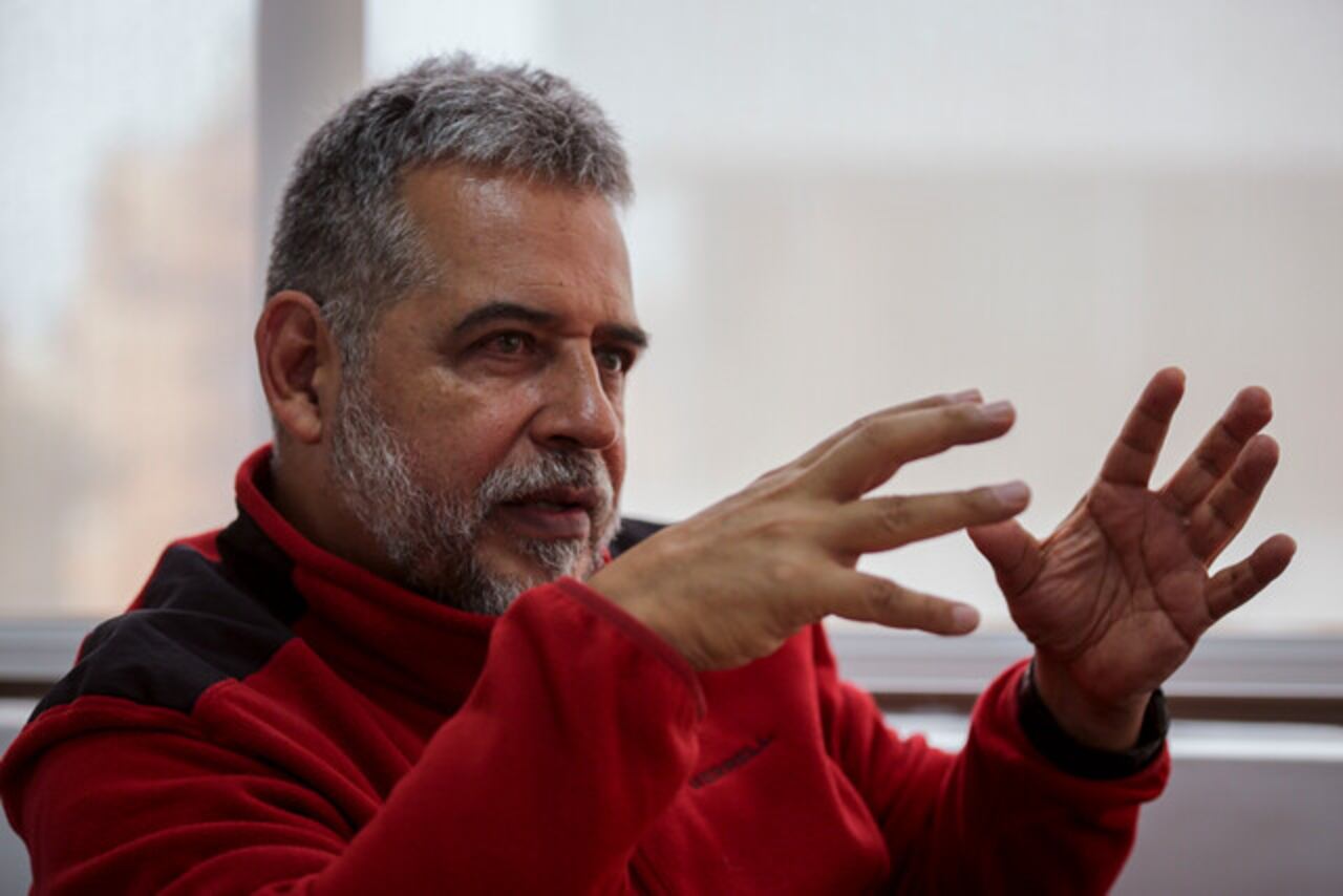 En ‘Vírgenes y toxicómanos’, Mendoza  juega con los límites de la realidad y 
el delirio, y aborda  temas como la discapacidad, la marginación, la salud mental y la búsqueda de una nueva percepción del mundo.