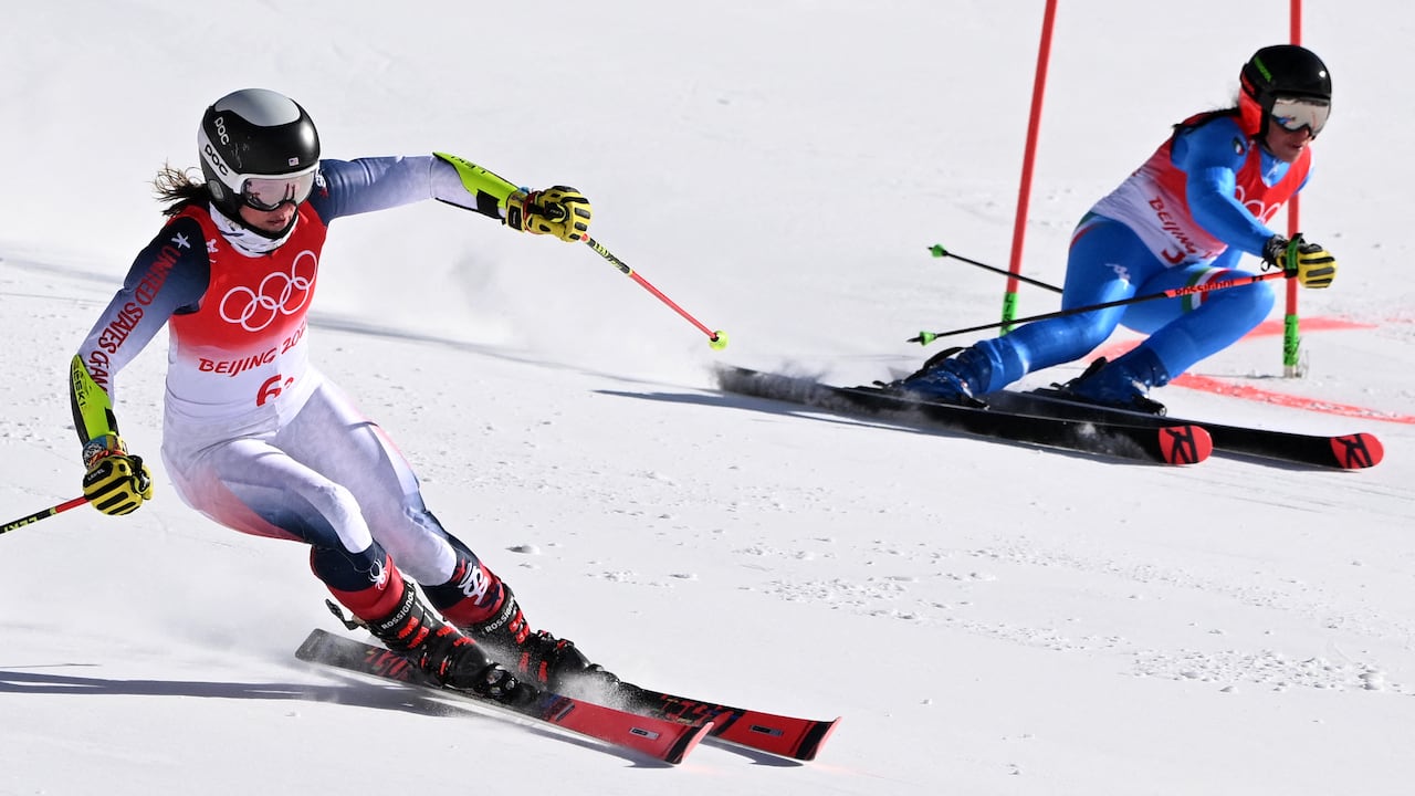 El francés Clement Noel compite en la primera manga del eslalon masculino, parte de la Copa del Mundo de Esquí Alpino FIS 2025-2026, en Alta Badia, norte de Italia, el 22 de diciembre de 2025, un mes antes de los Juegos Olímpicos de Invierno de Milán-Cortina (del 6 al 22 de febrero). (Foto de Stefano RELLANDINI / AFP)