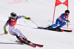 El francés Clement Noel compite en la primera manga del eslalon masculino, parte de la Copa del Mundo de Esquí Alpino FIS 2025-2026, en Alta Badia, norte de Italia, el 22 de diciembre de 2025, un mes antes de los Juegos Olímpicos de Invierno de Milán-Cortina (del 6 al 22 de febrero). (Foto de Stefano RELLANDINI / AFP)