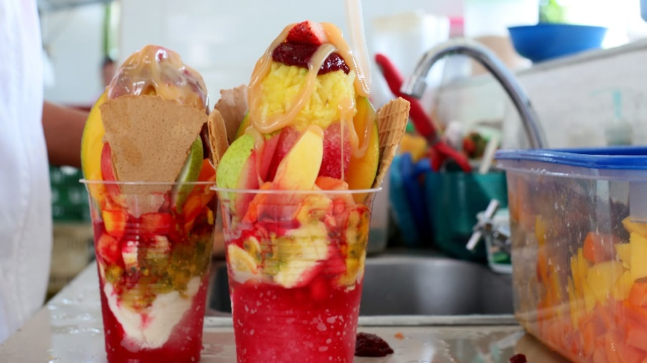 El cholado se prepara con hielo raspado, mermelada y frutas.