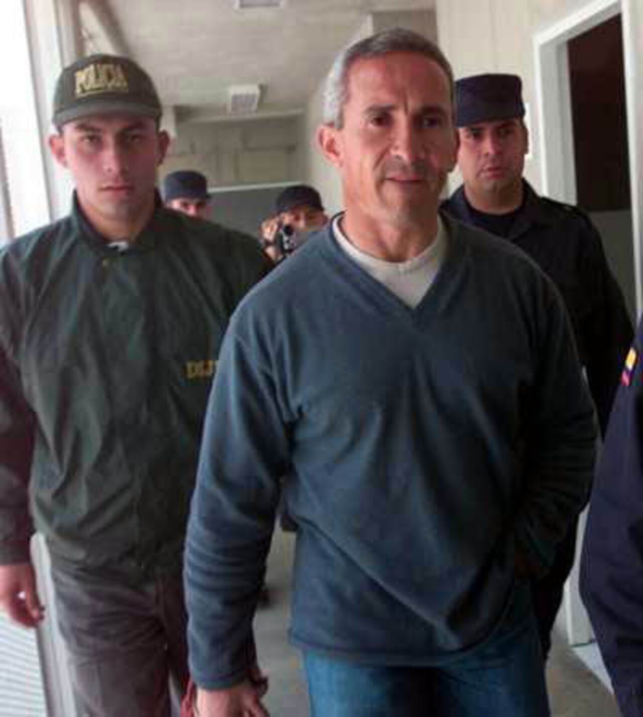 FOTO # 42 (HORIZONTAL) FO4042
BOGOTA, MAR.18.- JOAQUIN MARIO VALENCIA, CONOCIDO COMO EL
CABALLISTA, ES SEÑALADO POR LA POLICIA COMO UNO DE LOS SOCIOS MAS IMPORTANTES DE LOS HERMANOS RODRIGUEZ OREJUELA. (DIJIN-COLPRENSA).2004