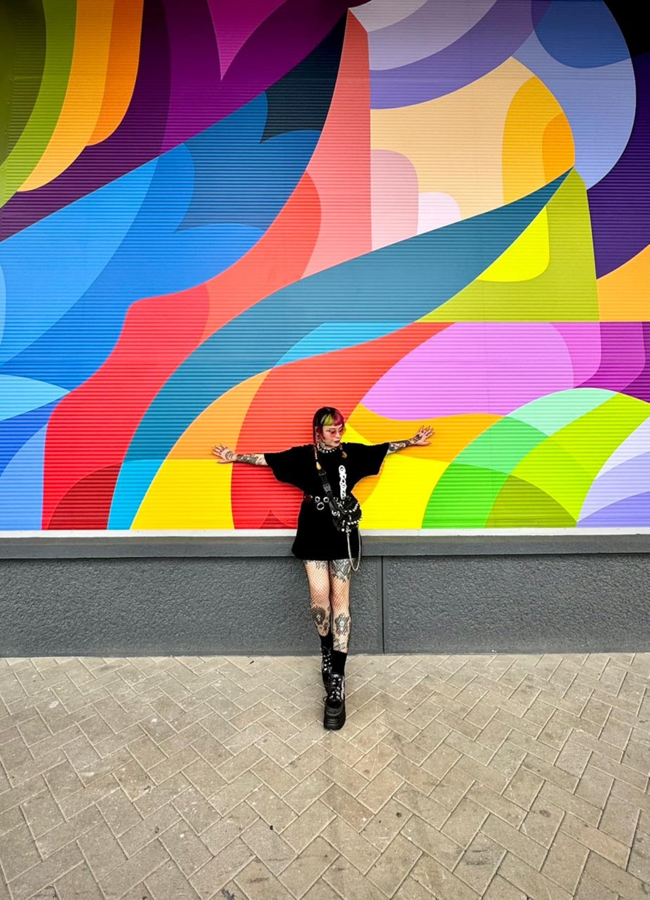 Ledania realizó murales en el centro comercial Cenco Limonar. Pero más que eso, son arte vivo.