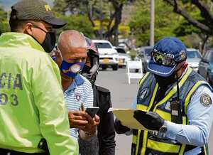 Un total de 90 guardas de Tránsito estarán activos durante el fin de semana. Además de posicionarse en vías principales como la Pasoancho o la Avenida Simón Bolívar, realizarán labores especiales a buses que entren y salgan de la Terminal.