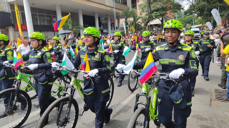Desfile militar en Cali, por el 20 de julio