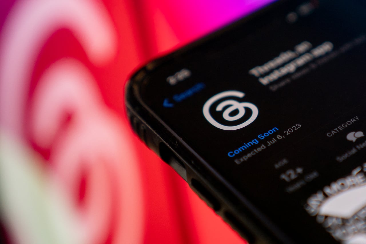 La nueva aplicación Threads del propietario de Facebook, Meta, destinada a competir con Twitter, estuvo disponible para pedidos anticipados en las tiendas de aplicaciones móviles en los sistemas operativos iPhone y Android el 5 de julio de 2023.