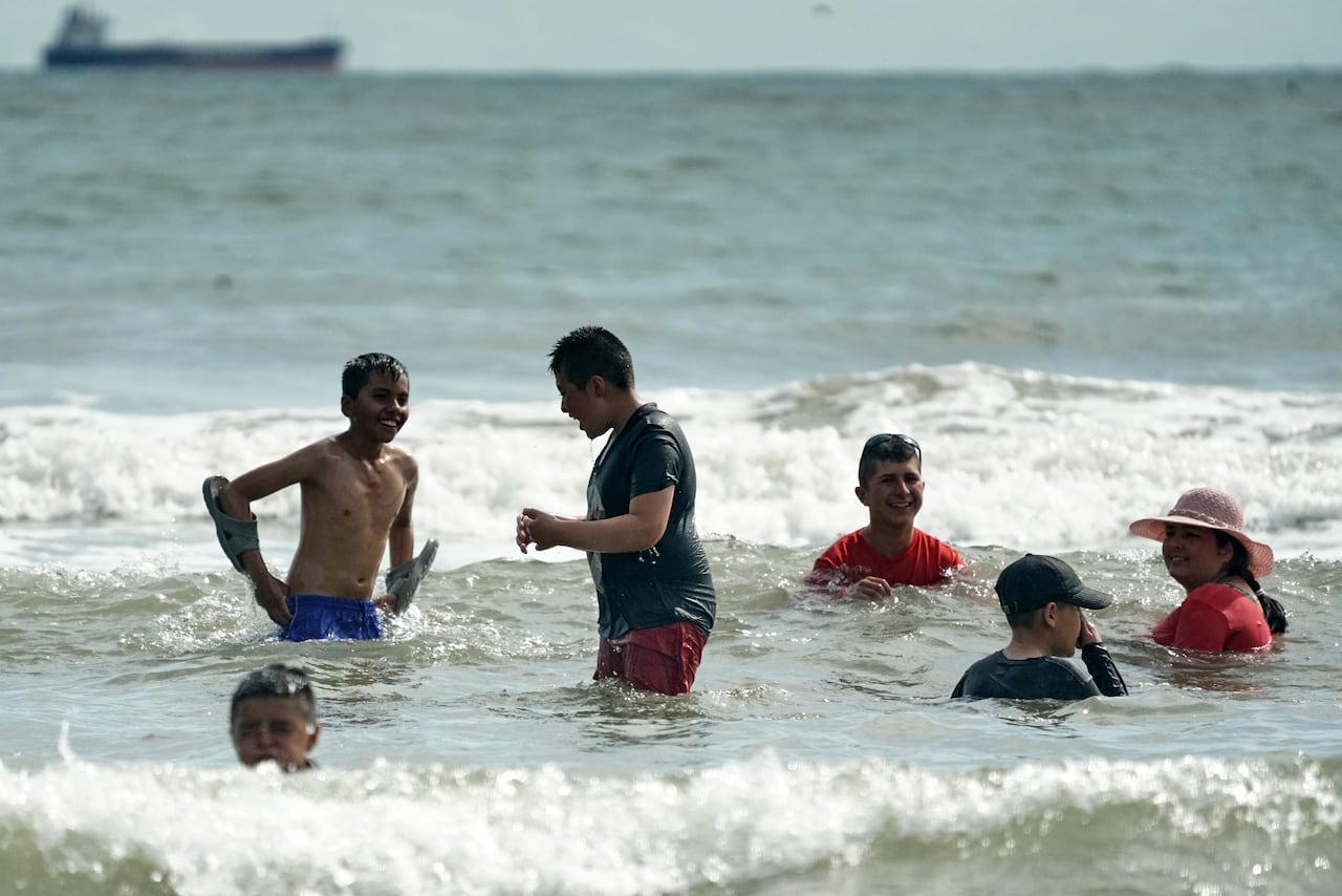 Los niños de Tenerife, están felices, porque algunos de ellos, han sido seleccionados para conocer el inmenso mar y tal vez podrán ver las ballenas jorobadas, que llegan al Pacífico para reproducirse, jugarán con las olas, sentirán el sabor salado del agua y correrán por grandes playas, como lo han visto en internet, así lo afirma Andrés Felipe Pulistar, un niño de 12 años, muy alegre y extrovertido, seleccionado por el amor e interés con el medio ambiente.
