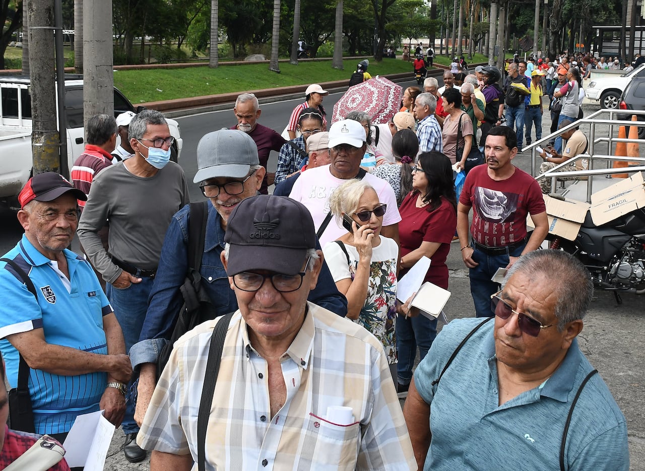 Cali: Por cuarto día consecutivo, personas de la tercera edad, discapacitados y enfermos continúan en largas filas alrededor de toda la cuadra en la av 2n -3n entre las calle 19 y 20 para reclamar los medicamentos en Disdroga a los afiliados de la nueva EPS