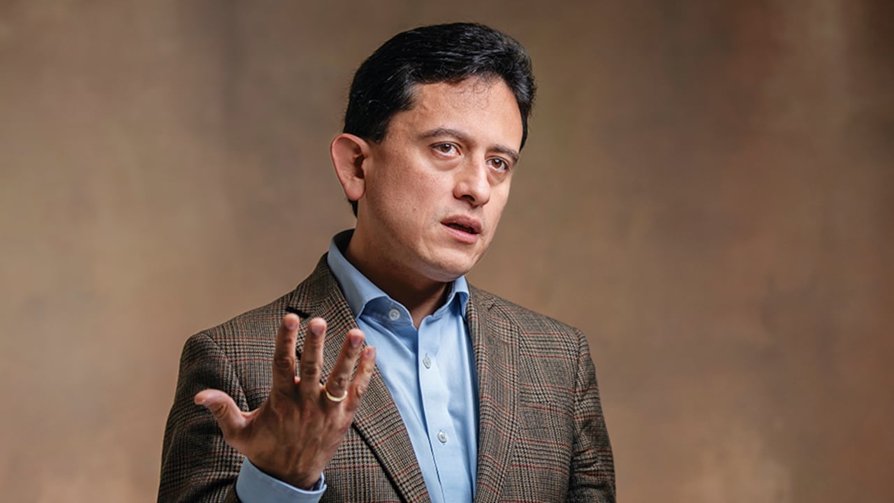 Mientras Luis Carlos Reyes denunció a varios de sus compañeros, él salió del cargo y los otros siguen en el Gobierno.