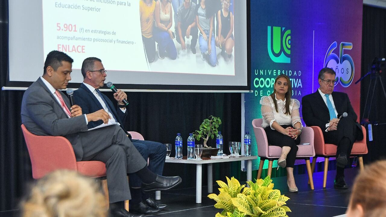 De izquierda a derecha están: Mauricio Morales Saldarriaga, vicerrector de la Institución, Juan Carlos Flórez, director del Campus Cali, Sandra Patricia Salcedo, subdirectora Académica y de Proyección Institucional y Gonzalo Arbeláez Ordóñez, subdirector de Desarrollo Institucional y Financiero.