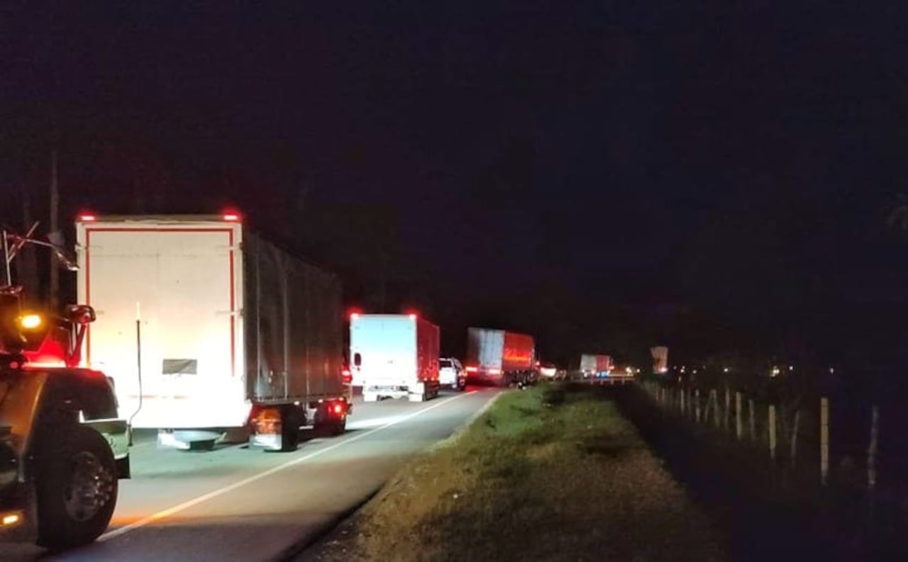 El corredor vial que conecta el suroccidente colombiano se encuentra bloqueado.