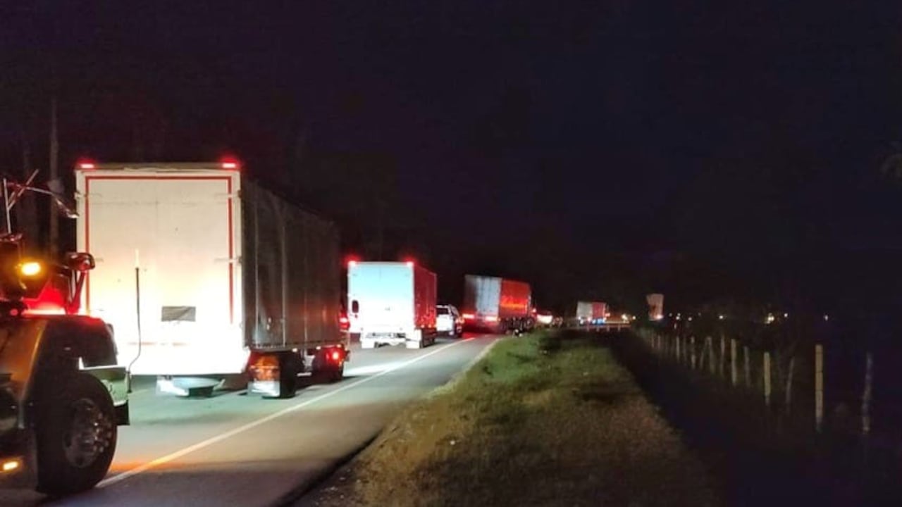 El corredor vial que conecta el suroccidente colombiano se encuentra bloqueado.
