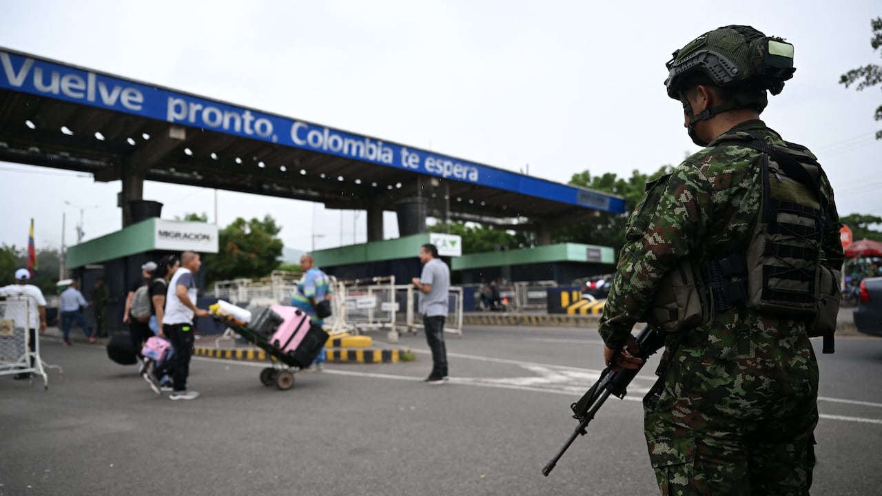 Un soldado colombiano hace guardia en la frontera con Venezuela en Villa del Rosario, Colombia