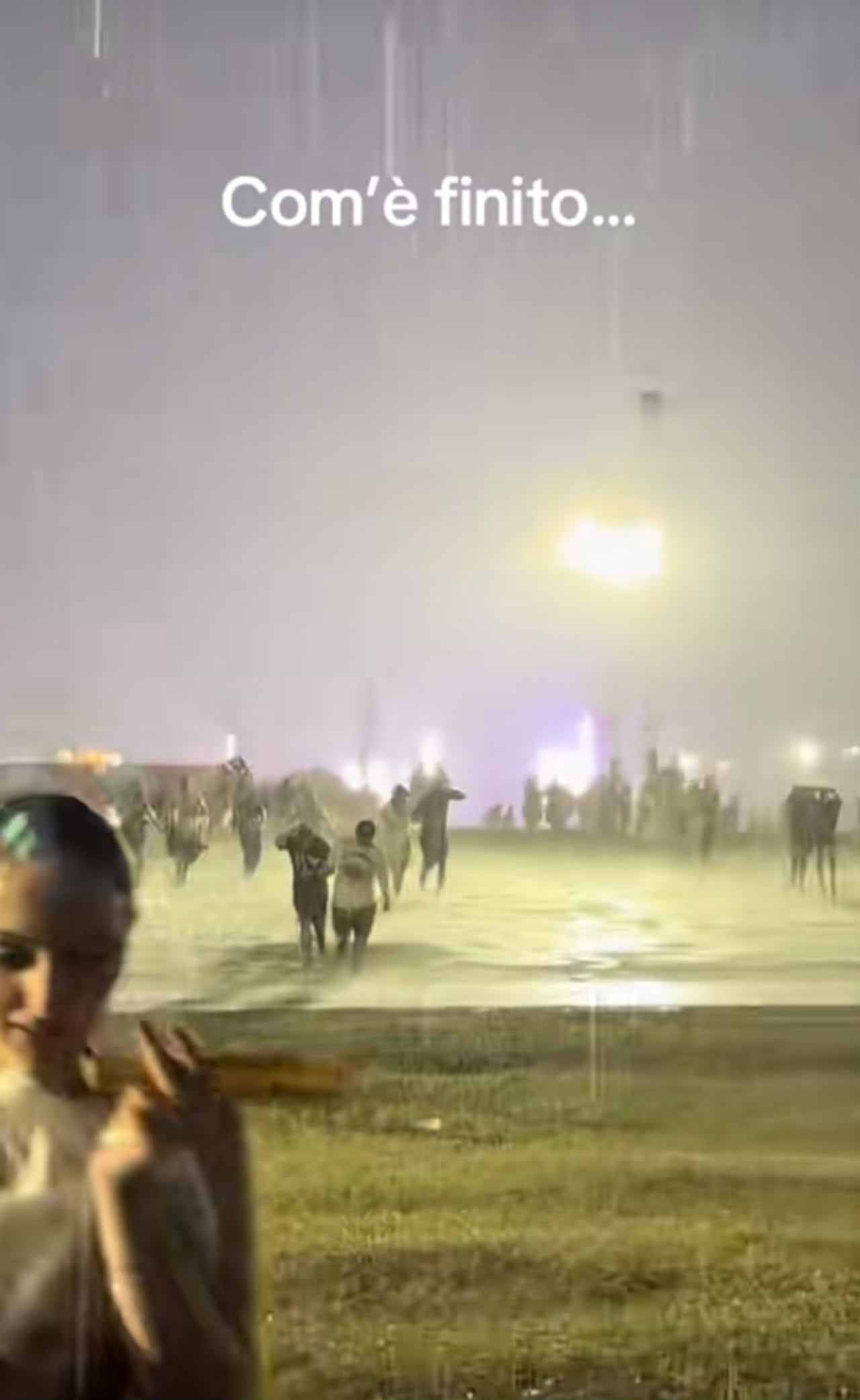 Fuerte granizada en Milán asustó a ciudadanos y asistentes a un concierto.