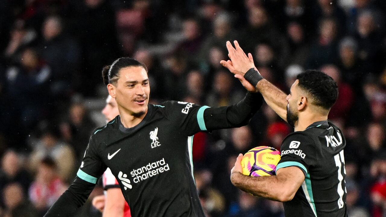 Liverpool gana y se aleja del City en la punta de la Premier League